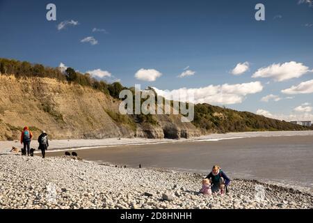 Großbritannien, Wales, Glamorgan, Barry, Porthkerry, Country Park, Besucher am Kiesstrand unter Klippen Stockfoto