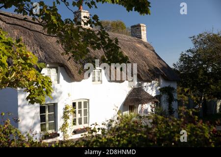 Großbritannien, Wales, Glamorgan, Barry, Porthkerry, ziemlich altes Reethaus am Ende der Start- und Landebahn des Flughafens Stockfoto