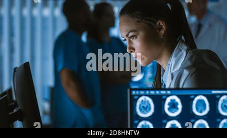 Neurologe in der medizinischen Forschung, die an einem Personal Computer im modernen Labor arbeitet. Neue Entdeckungen in den Bereichen Stockfoto