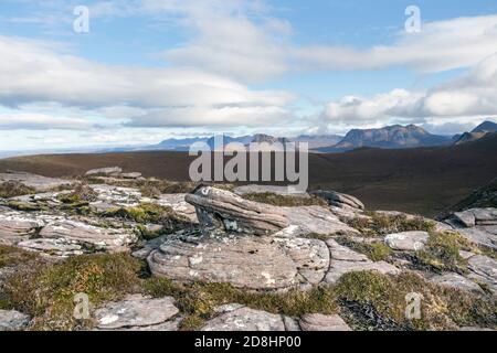 Suilven, Stac Pollaidh und Cull Mor dominieren den Blick von den Hängen von Cairn Conmheall, Coigach Peninsula, Wester Ross, Northwest Highlands of SC Stockfoto