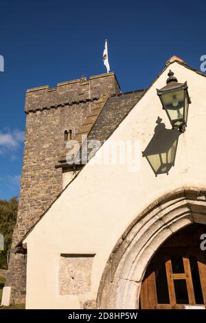 Großbritannien, Wales, Vale of Glamorgan, Llancarfan, St Cadoc Kirche Veranda mit Finger Sonnenuhr Stockfoto