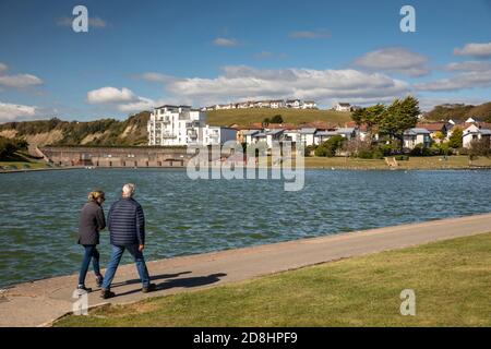 Großbritannien, Wales, Glamorgan, Barry, Besucher, die am Cold Knap See spazieren Stockfoto