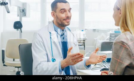 Im medizinischen Büro freundlich Arzt spricht mit einer schönen Blonde Frau. Gesundheitswesen Professionelle Beratung im hellen modernen Büro. Stockfoto