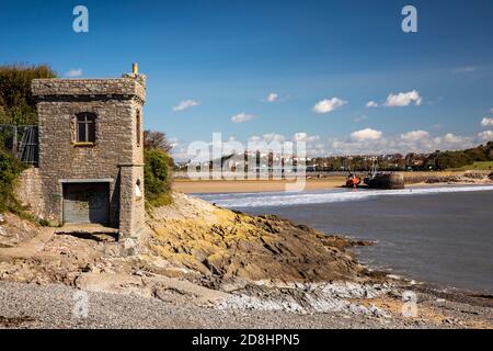 Großbritannien, Wales, Glamorgan, Barry, Cold Knap Point, The Lookout am Eingang zum alten Hafen Stockfoto