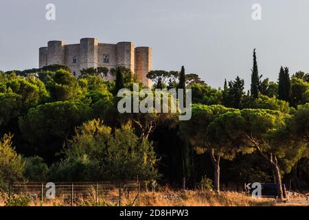 Castel del Monte ist eine Zitadelle und Burg aus dem 13. Jahrhundert auf einem Hügel in Andria in der Region Apulien im Südosten Italiens. Stockfoto