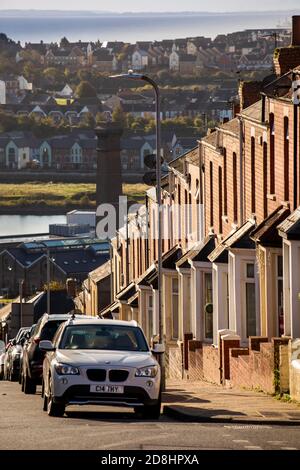 Großbritannien, Wales, Glamorgan, Barry, Stadtzentrum, Trinity Street, Gavin und Stacey Drehort, Reihenhäuser auf einem steilen Hügel Stockfoto