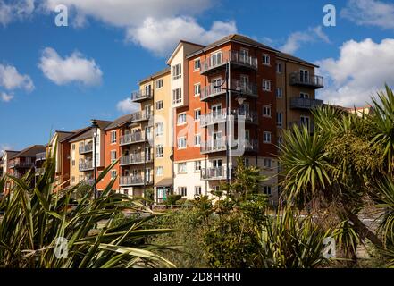 Großbritannien, Wales, Glamorgan, Barry, Y Rhodfa, moderne Wohnungen am Wasser in alten Dock-Bereich Stockfoto