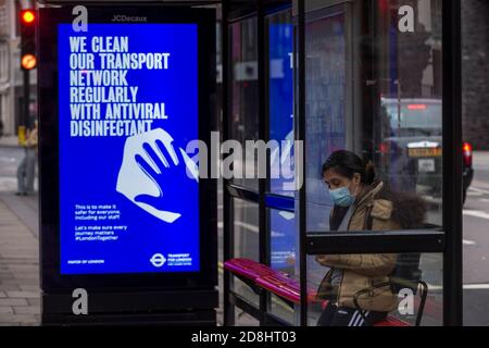 London, Großbritannien. 30. Oktober 2020. Ein digitaler Bildschirm in Westminster Hygienestandards auf der Londoner U-Bahn. Da die Zahl der in Großbritannien gemeldeten positiven Coronavirus-Fälle weiter steigt, könnte die britische Regierung eine vollständige Sperre in der Hauptstadt verhängen. Die Stadt befindet sich derzeit unter Covid-19 Tier 2 Ebene hoch. Kredit: Stephen Chung / Alamy Live Nachrichten Stockfoto