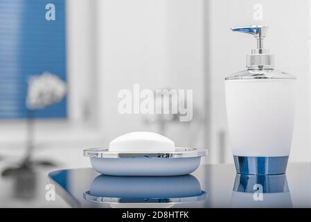 Flüssige und gewöhnliche Seife im Badezimmer. Sauberkeit der Hände und des Körpers. Stockfoto