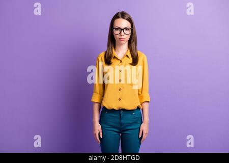 Foto Porträt von ernst ruhigen weiblichen Arbeiter tragen Brille isoliert Auf hellviolettem Hintergrund Stockfoto