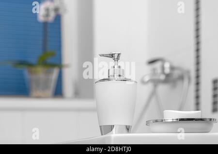 Flüssige und gewöhnliche Seife im Badezimmer. Sauberkeit der Hände und des Körpers. Stockfoto