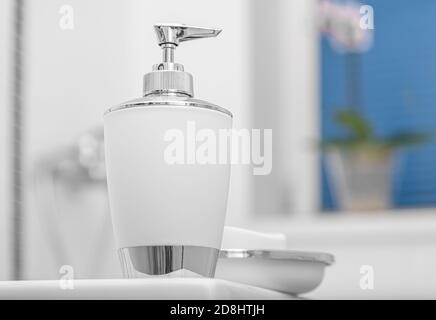 Flüssige und gewöhnliche Seife im Badezimmer. Sauberkeit der Hände und des Körpers. Stockfoto