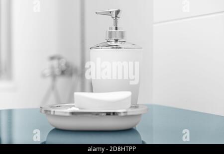 Flüssige und gewöhnliche Seife im Badezimmer. Sauberkeit der Hände und des Körpers. Stockfoto