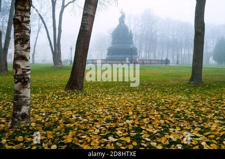 Weliki Nowgorod, Russland - November 5,2015. Denkmal Millennium von Russland im Herbst Kreml Park Stockfoto