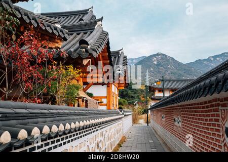 Eunpyeong Hanok Dorf mit Bukhansan Berg im Herbst in Seoul, Korea Stockfoto