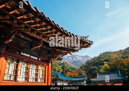 Jingwansa Tempel mit Bukhansan Berg im Herbst in Seoul, Korea Stockfoto