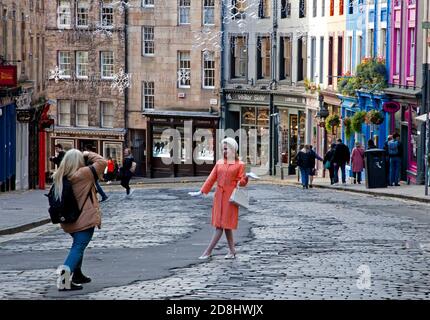 Victoria Street, Edinburgh, Schottland, Großbritannien. 30. Oktober 2020. Der langweilige Nachmittag half der Fotografin mit gedämpftem Licht für ihre Modeaufnahmen in einer verkehrsfreien Victoria Street, wo die Straße im Zusammenhang mit der Initiative "Orte für Menschen" für den motorisierten Verkehr gesperrt wurde. Stockfoto