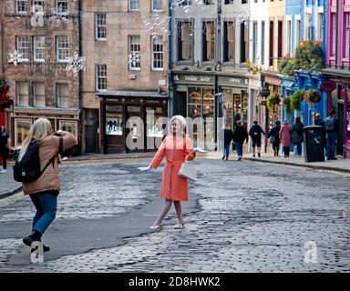 Victoria Street, Edinburgh, Schottland, Großbritannien. 30. Oktober 2020. Der langweilige Nachmittag half der Fotografin mit gedämpftem Licht für ihre Modeaufnahmen in einer verkehrsfreien Victoria Street, wo die Straße im Zusammenhang mit der Initiative "Orte für Menschen" für den motorisierten Verkehr gesperrt wurde. Stockfoto