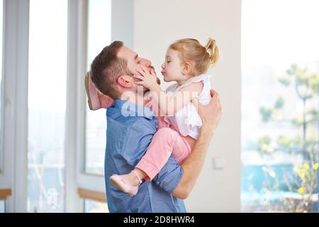 Tochter gibt ihrem Vater einen Kuss am Vatertag Stockfoto