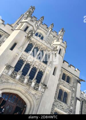 Niedriger Blick auf die Thompson Memorial Library, Vassar College, Poughkeepsie, New York, USA Stockfoto