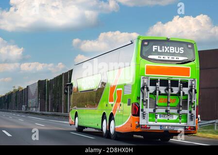 Bonn, Deutschland - 13. September 2020. FlixBus Reisebus fährt auf einer Autobahn in Deutschland, leere Straße. Stockfoto