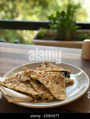 Traditionelle türkische Tortillas mit Käse und Spinat auf dem Tisch Im Sommer Veranda Stockfoto