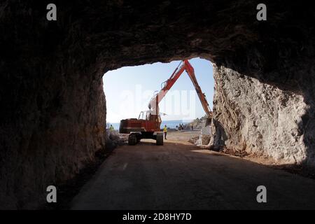 Bauarbeiter gehen durch den offenen Tunnel Stockfoto