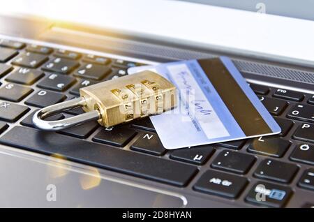 Kreditkarte mit Vorhängeschloss auf der Computertastatur, die Online-Sicherheit symbolisiert Bank- oder Zahlungsverkehr Stockfoto