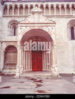 Straßenszenen auf der Piazza del Duomo am Eingang Zur Kathedrale von St. Vigil im historischen Italienischen Stadt Trient/Trient in der Gegend, die als Alto bekannt ist Etsch und die berühmten Brenta Dolomiten Stockfoto