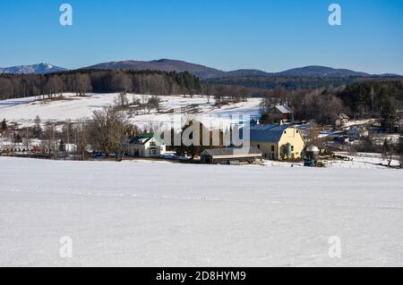 Der frühe Frühling kommt in die Hügel des ländlichen Neuengland, East Montpelier, Vermont, USA. Stockfoto