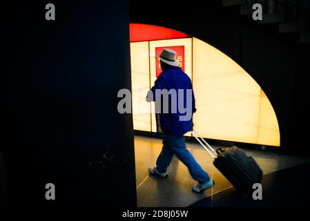 Reisende kommen an einem Wells Fargo-Logo in Penn Station, New York City, USA vorbei. Stockfoto