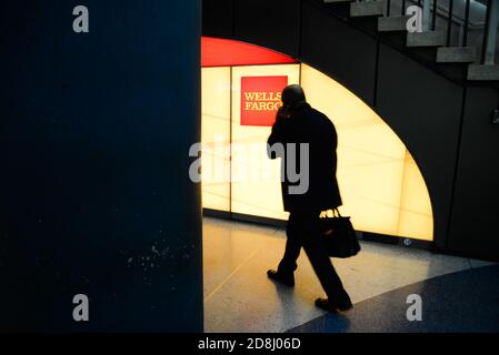 Reisende kommen an einem Wells Fargo-Logo in Penn Station, New York City, USA vorbei. Stockfoto