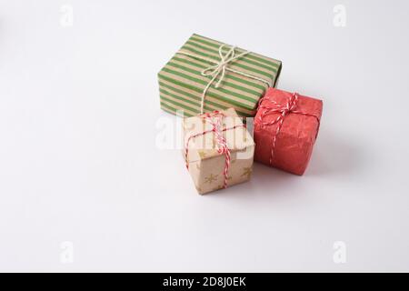 Viele Weihnachtsgeschenke auf weißem Hintergrund Stockfoto