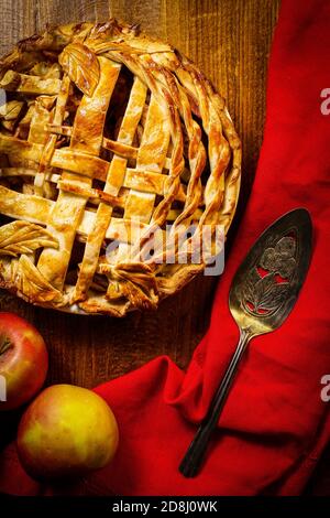 Apfelkuchen mit Gitterkruste Stockfoto