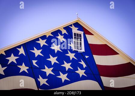 Die amerikanische Flagge (die Sterne und Streifen) auf einer weißen Scheune im ländlichen Zentrum von Pennsylvania, USA. Stockfoto