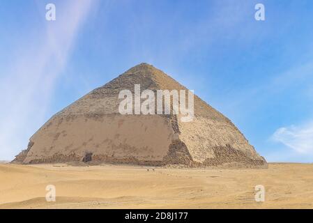 Die gebogene Pyramide in Dahshur, Kairo, Ägypten Stockfoto