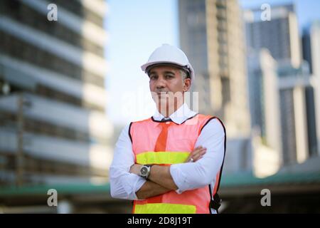 Ingenieurbau, Bauingenieure Diskussion mit Architekten auf der Baustelle oder Baustelle des Hochhauses mit Vermessung für mak Stockfoto