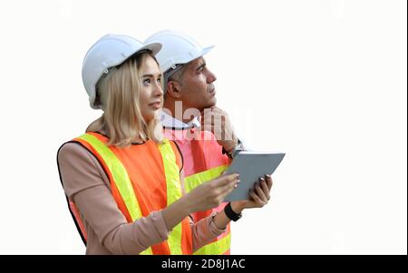 Ingenieurin mit weißem Helm auf einer Baustelle mit Geschäftsmann im Gespräch über Arbeitsplan, Ingenieur und archite Stockfoto