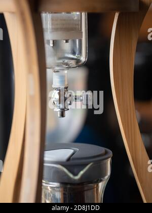 Cold Brew Coffee Tower - Kyoto Tropf, konzentrieren sich auf Edelstahl-Ventil. Tropf brauen, gefiltert, gießen-over, kalt brauen Kaffee in der Flasche gesammelt, vereisten kof Stockfoto