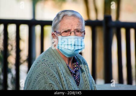 Nahaufnahme Porträt einer älteren Frau in einer Maske Stockfoto
