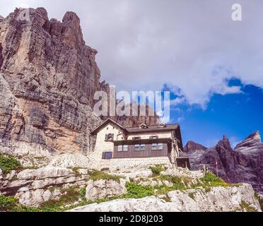 Italien. Trekking, Bergsteigen auf dem Bocchette Alte Weg mit Blick auf den Bocce del Tuckett Pass 2640m, wie es im Jahr 2004 war, von der Francis Fox Tuckett Hütte Hütte Hütte in der Brenta Dolomitengebirge in Norditalien in der Provinz Trient und der Region bekannt als Südtirol, Südtirol. Stockfoto