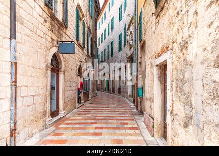 Schmale europäische Straße in der Altstadt von Kotor, Montenegro Stockfoto