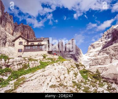 Italien. Trekking, Bergsteigen auf dem Bocchette Alte Weg mit Blick auf den Bocce del Tuckett Pass 2640m, wie es im Jahr 2004 war, von der Francis Fox Tuckett Hütte Hütte Hütte in der Brenta Dolomitengebirge in Norditalien in der Provinz Trient und der Region bekannt als Südtirol, Südtirol. Stockfoto