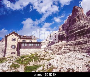 Italien. Trekking, Bergsteigen auf dem Bocchette Alte Weg mit Blick auf den Bocce del Tuckett Pass 2640m, wie es im Jahr 2004 war, von der Francis Fox Tuckett Hütte Hütte Hütte in der Brenta Dolomitengebirge in Norditalien in der Provinz Trient und der Region bekannt als Südtirol, Südtirol. Stockfoto