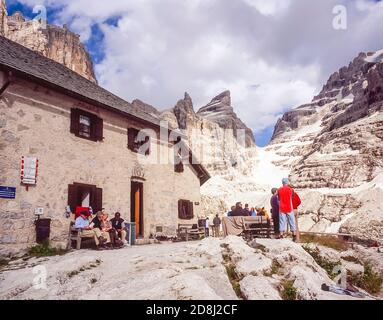 Italien. Trekking, Bergsteigen auf dem Bocchette Alte Weg mit Blick auf den Bocce del Tuckett Pass 2640m, wie es im Jahr 2004 war, von der Francis Fox Tuckett Hütte Hütte Hütte in der Brenta Dolomitengebirge in Norditalien in der Provinz Trient und der Region bekannt als Südtirol, Südtirol. Stockfoto