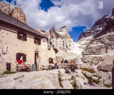 Italien. Trekking, Bergsteigen auf dem Bocchette Alte Weg mit Blick auf den Bocce del Tuckett Pass 2640m, wie es im Jahr 2004 war, von der Francis Fox Tuckett Hütte Hütte Hütte in der Brenta Dolomitengebirge in Norditalien in der Provinz Trient und der Region bekannt als Südtirol, Südtirol. Stockfoto