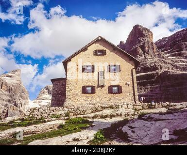 Italien. Trekking, Bergsteigen auf dem Bocchette Alte Weg mit Blick auf den Bocce del Tuckett Pass 2640m, wie es im Jahr 2004 war, von der Francis Fox Tuckett Hütte Hütte Hütte in der Brenta Dolomitengebirge in Norditalien in der Provinz Trient und der Region bekannt als Südtirol, Südtirol. Stockfoto