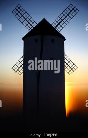 Windmühlen. Consuegra. Spanien eine wichtige Stadt in der Gegend von La Mancha in der Provinz Toledo, und römischer Herkunft. Am Fuße des Cerro Calderi gelegen Stockfoto