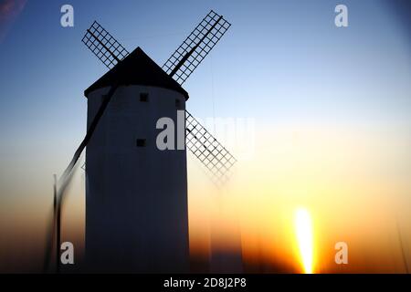 Windmühlen. Consuegra. Spanien eine wichtige Stadt in der Gegend von La Mancha in der Provinz Toledo, und römischer Herkunft. Am Fuße des Cerro Calderi gelegen Stockfoto