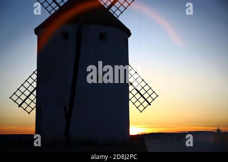 Windmühlen. Consuegra. Spanien eine wichtige Stadt in der Gegend von La Mancha in der Provinz Toledo, und römischer Herkunft. Am Fuße des Cerro Calderi gelegen Stockfoto